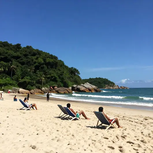 Descubra a Praia do Meio: Um Paraíso Escondido no Recreio dos Bandeirantes