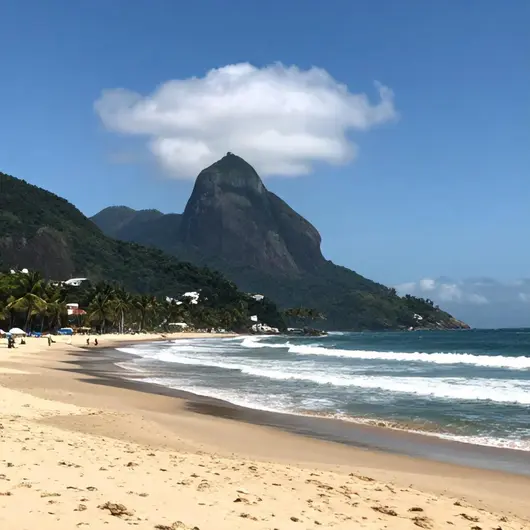 Explorando a Praia da Macumba: Um Refúgio no Recreio dos Bandeirantes