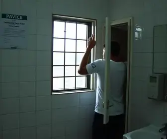 Homem foge por janela de banheiro da delegacia no Rio